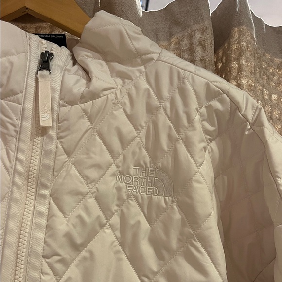 The North Face Women's Diamond Peak Quilted White Puffer Jacket - Picture 2 of 4